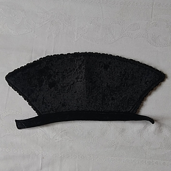 Spirit Halloween 2 Piece Female Vampire Costume - Picture 8 of 8